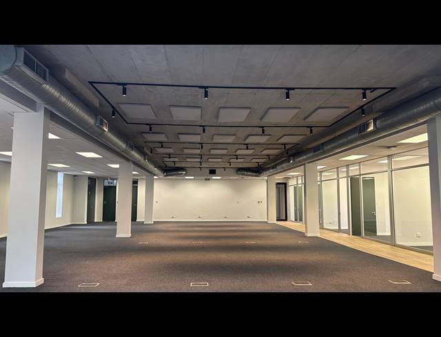 631M² OFFICE TO LET IN PINESLOPES